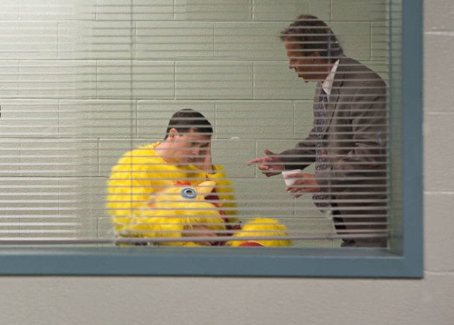 Zatčení člověka v převleku slepice